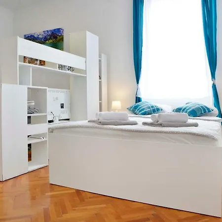 Studio Apartman Holiday 3*